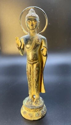 Antiguo estado de Buda de pie asiático de bronce, hermosos detalles  Foto 1 de 4
