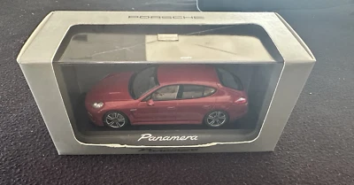 Porsche Panamera 2010-2014 rojo rubí metálico 1:43 concesionario modelo 1ª generación 970 V6 Foto 1 de 4