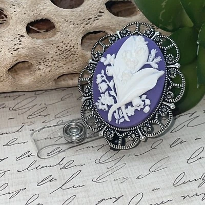 Cordón camafeo lirio púrpura del valle carrete retráctil porta tarjeta de identificación Foto 1 de 4