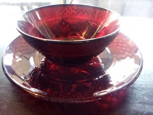 Plato de almuerzo rojo rubí Durand Cristal d’Arques 8” y cuenco de 5-5/8" - 14 juegos disponibles - Imagen 1 de 3