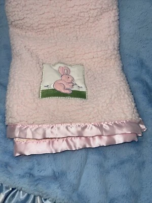 Manta de bebé Beansprout rosa sherpa y satinado con parche aplique de conejito blanco Foto 1 de 3