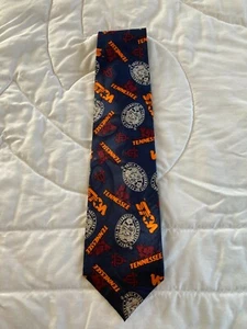 SEIDENKRAWATTE DER MARKE WEMBLEY MARINEBLAU UNIVERSITY OF TENNESSEE MUSTER - Bild 1 von 3