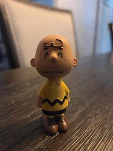 Schleich 2014 (D-73527) Hergestellt in Deutschland 2 Zoll (Zoll) Sammlerstück Charlie Brown PVC Spielzeug - Bild 1 von 5