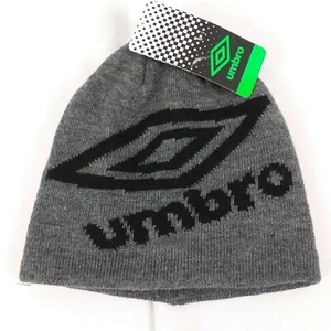 NUEVO CON ETIQUETAS - Gorro Umbro Juvenil Niño o Niña Tejido Skully Gris Con Logo Negro - Imagen 1 de 3