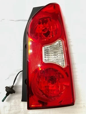 Luz trasera del pasajero del lado derecho Nissan Xterra 2008 a 2015 OEM Foto 1 de 2