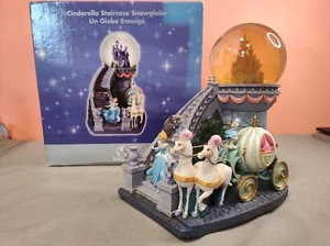 Caja de música globo de nieve escalera Cenicienta Disney se ilumina - Imagen 1 de 9