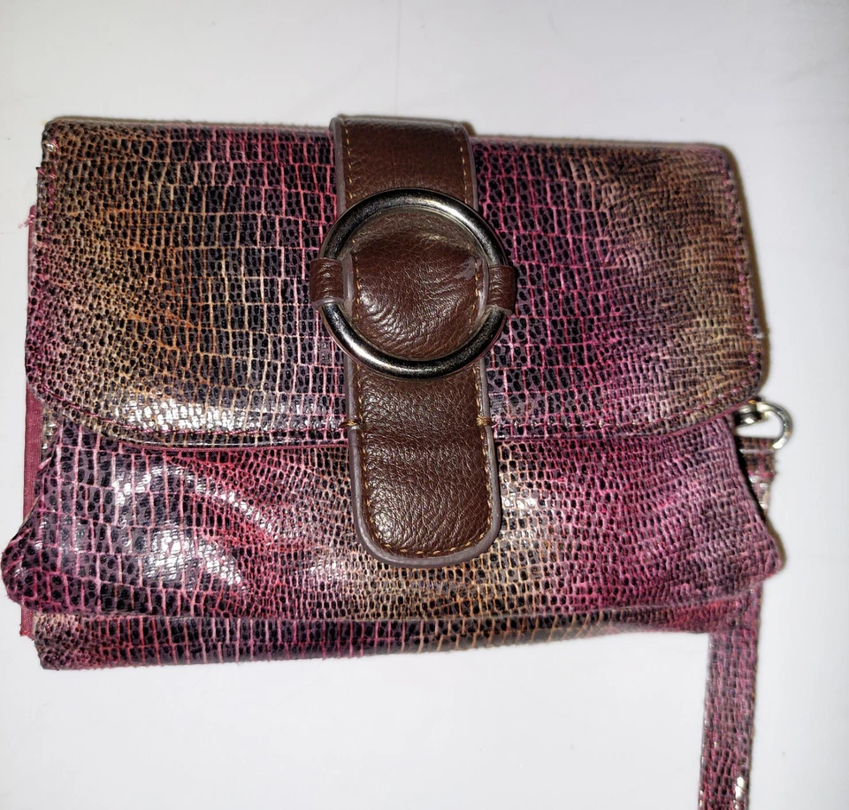 Christopher & Banks Bolso sin asas Monedero Muñequera Brillante Reptil Estampado Diseño  Foto 1 de 4
