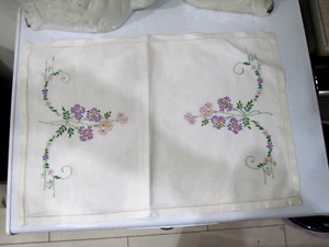 VINTAGE HANDBESTICKTES VINTAGE WEISS Leinen Tablett Tuch 44 X 32 CM - Bild 1 von 1