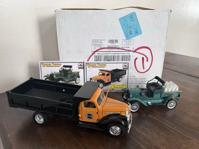 Camión de volteo Chevy 1941 como nuevo del Museo Nacional del Motor y camioneta Ford 1922 Foto 1 de 4