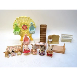 Lotto accessori mobili bambole Calico Critters Sylvanian Families - Foto 1 di 7