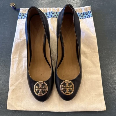 Cuñas Chelsea Tory Burch usadas de cuero negro - emblema T dorado talla 10,5 Foto 1 de 4