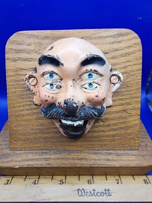 Antiguo abrebotellas de pared estilo vintage de hierro fundido arte popular hombre borracho de 4 ojos Foto 1 de 4