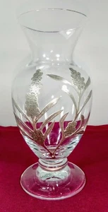 Elegante alte Glasvase mit Overlay Blumenmontur in silberfarbenem Metall - Bild 1 von 4