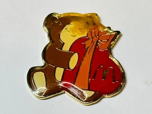 Vintage Old McDonald's Crew Operator Franchise Lapel Pin Teddy Bear Heart Bow - Foto 1 di 2