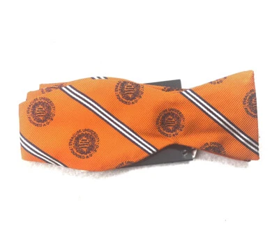 Gravata borboleta Brooks Brothers Syracuse University seda NCAA OFICIALMENTE LICENCIADA US$ 79,50 - Imagem 1 de 4