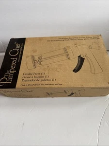Pampered Chef Cookie Press 1525 Ritirato 16 Dischi Disegni Spritz Cookies Nuovo con scatola - Foto 1 di 10