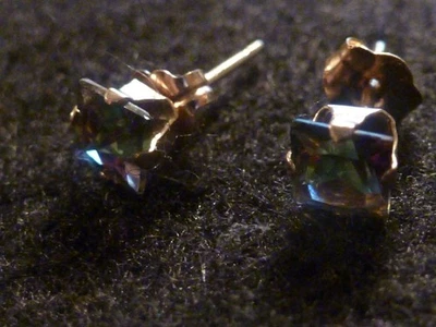 PENDIENTES PEQUEÑOS DE TOPACIO MÍSTICO DE CORTE CUADRADO DE ORO AMARILLO MACIZO DE 10K PARA NIÑAS Foto 1 de 4