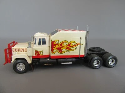 C272 Kit Metal Assemblato Ford LTL 9000 Camion USA 3 Assi 1978 Bianco 1:50 - Immagine 1 di 4