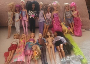 Bulk Barbies x 15 plus 1 Chelsea doll most with clothes & some accessories - Picture 1 of 18