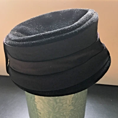 Chapéu preto feminino Union Made Peachbloom veludo Merrimac corpo interno 8"D tamanho 22 1/2 - Imagem 1 de 4