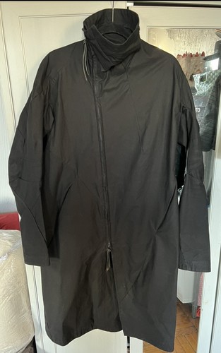 Leon Emanuel Blanck trincea distorta leggera come Rick Owens