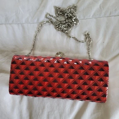 Bolso de hombro vintage Jessica Mcclintock estuche rígido rojo con asa de cadena.  Foto 1 de 4
