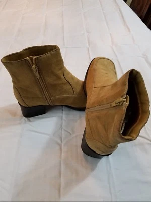 PREDICTIONS 女式 6.5M 码棕色时尚踝靴拉链靴 2 1/4 英寸高跟鞋二手状况完好 — 第 1/4 张图片