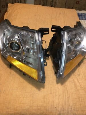 Conjunto de faros delanteros usados para Cadillac SRX 2010-2013 Foto 1 de 4