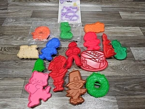 Vintage Lot Of Cookie Cutters Xmas Halloween Thanksgiving Cat Bunny .ect - Picture 1 of 5