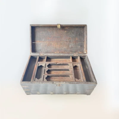 Antigua caja de almacenamiento grande de trabajo artesanal de latón de madera antigua del siglo XIX Foto 1 de 4