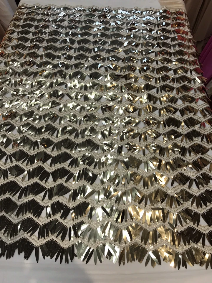 CHAMPAGNE CHEVRON BORDADO CON LENTEJUELAS LARGAS EN UNA MALLA-SE VENDE POR YARDA. Foto 1 de 4