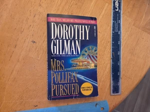 Mrs. Pollifax Pursued by Dorothy Gilman - 1996 Fawcett Gold Medal Paperback - Bild 1 von 10