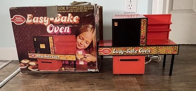 VINTAGE 1973 BETTY CROCKER Easy BAKE OVEN KENNER Red W Box - Image 1 of 4