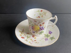 Royal Chelsea Bone China Tea Cup And Saucer Set Berries And Fruits - Foto 1 di 6