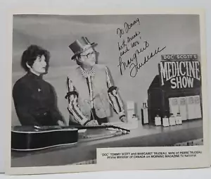 Foto promocional de Doc Tommy Scott Last Real Medicine Show con Margaret Trudeau 8x10 - Imagen 1 de 4