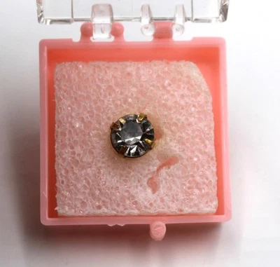 Винтажное оригинальное кольцо 1950-х с искусственным бриллиантом для куклы Madame Alexander Cissy в футляре - Изображение 1 из 3