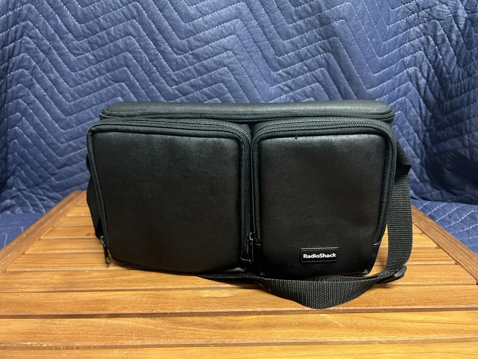 RadioShack Bolsa Acolchada para Cámara 11"x8" Negra con Correa para el Hombro Ajustable Foto 1 de 4