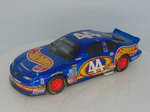 HOT WHEELS 1997 KYLE PETTY #44 PONTIAC GRAND PRIX NASCAR 1:24 TRIVIA DISPLAY - Picture 1 of 7