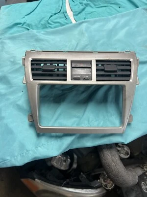 Toyota Yaris 2007-2011 sedán plateado radio tablero moldura bisel ventilación de aire OEM 08 09 10 Foto 1 de 4