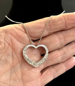 Collar Monet plata corazón texturizado con pedrería pavé - Imagen 1 de 4