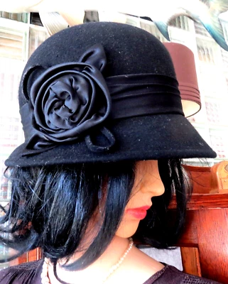 CHAPÉU CLOCHE Feminino Charming Charlie Feltro Preto com Acabamento Acetinado - Imagem 1 de 4