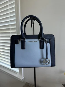 NUEVO CON ETIQUETAS BOLSO DE HOMBRO MICHAEL KORS DILLON CUERO TZ SM AZUL PÁLIDO/AZUL MARINO - Imagen 1 de 12