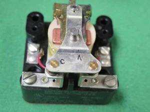 RELÉ DE ALIMENTACIÓN DAYTON 5X851 SPST ABIERTO 230VAC 4 PINES 38 AMPERIOS 1PH 115/230VAC - Imagen 1 de 1