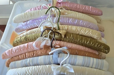 Lote 30 cabides coloridos vintage acolchoados cetim boudoir lingerie - Imagem 1 de 3