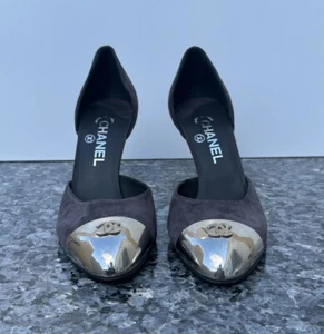 CHANEL CC silberfarbene Kappe Zehe grau Wildleder Leder Absatz Pumps Größe 9 - Bild 1 von 12