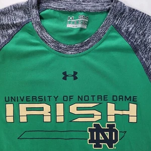 Camiseta Notre Dame Irlandesa Para Hombre Pequeña Under Armour Suelta Heat Gear Verde - Imagen 1 de 8