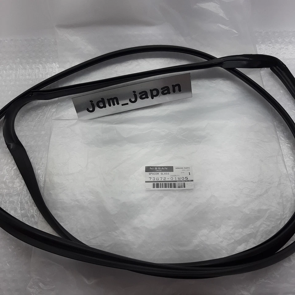 NISSAN 73872-01M05 PROTECTOR-GLASS 720DATSUN1979/01-1985/10 Genuine NEW - Изображение 1 из 4