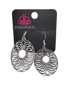 Pendientes de moda de anzuelo blanco y plateado de paparazzi realmente caprichosos - Imagen 1 de 2