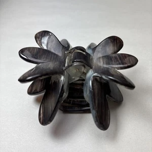 Lucite The French Atelier Waterlily Flower Hair Pinch Clip Gray Tan - Picture 1 of 9