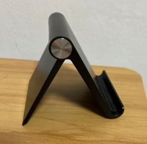 Phone stand in black, strong and durable for all types of smartphones. - Afbeelding 1 van 5